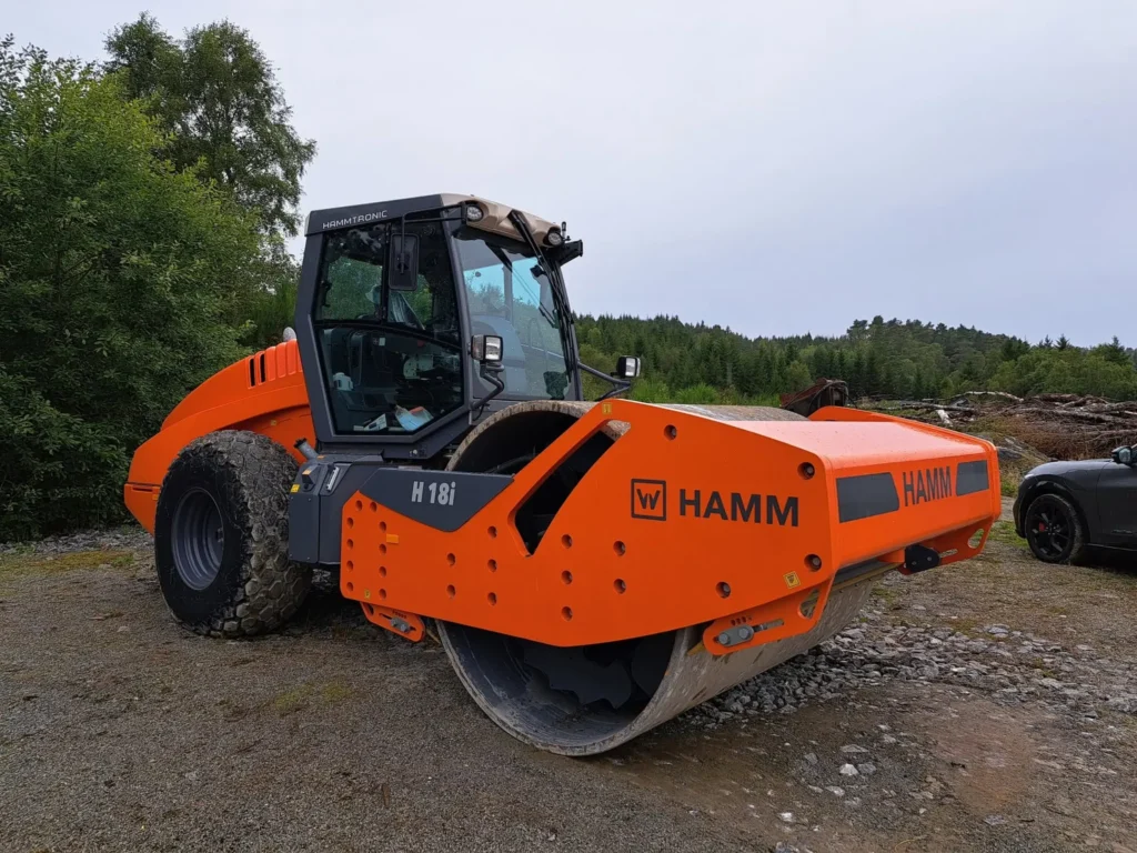 A pályázat keretében beszerzett HAMM H 18i földtömörítő henger