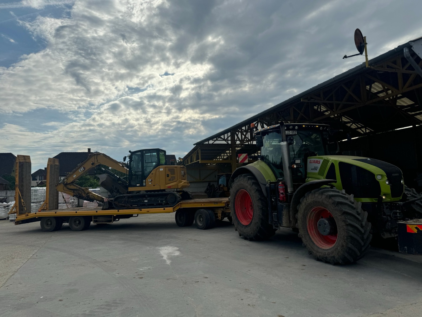 Cat 308 szállítása trélerrel