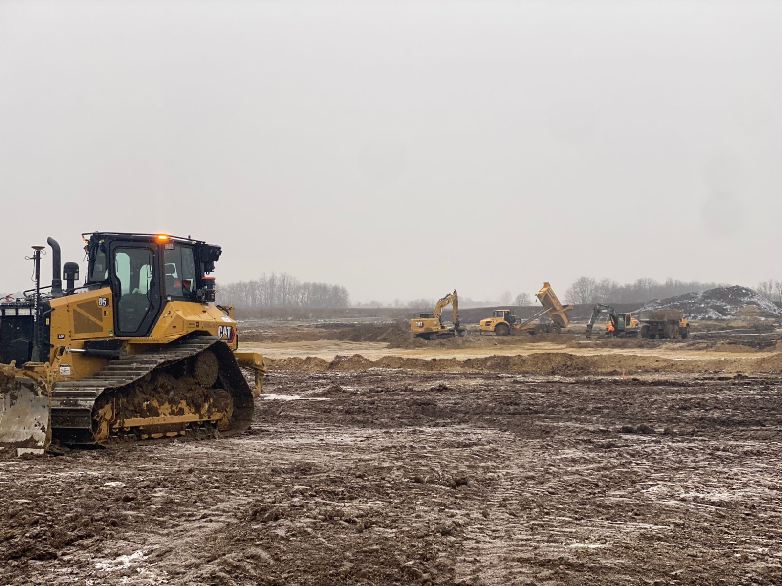 Cat D5 dózer és a Gyénesi Kft. gépparkja a munkaterületen